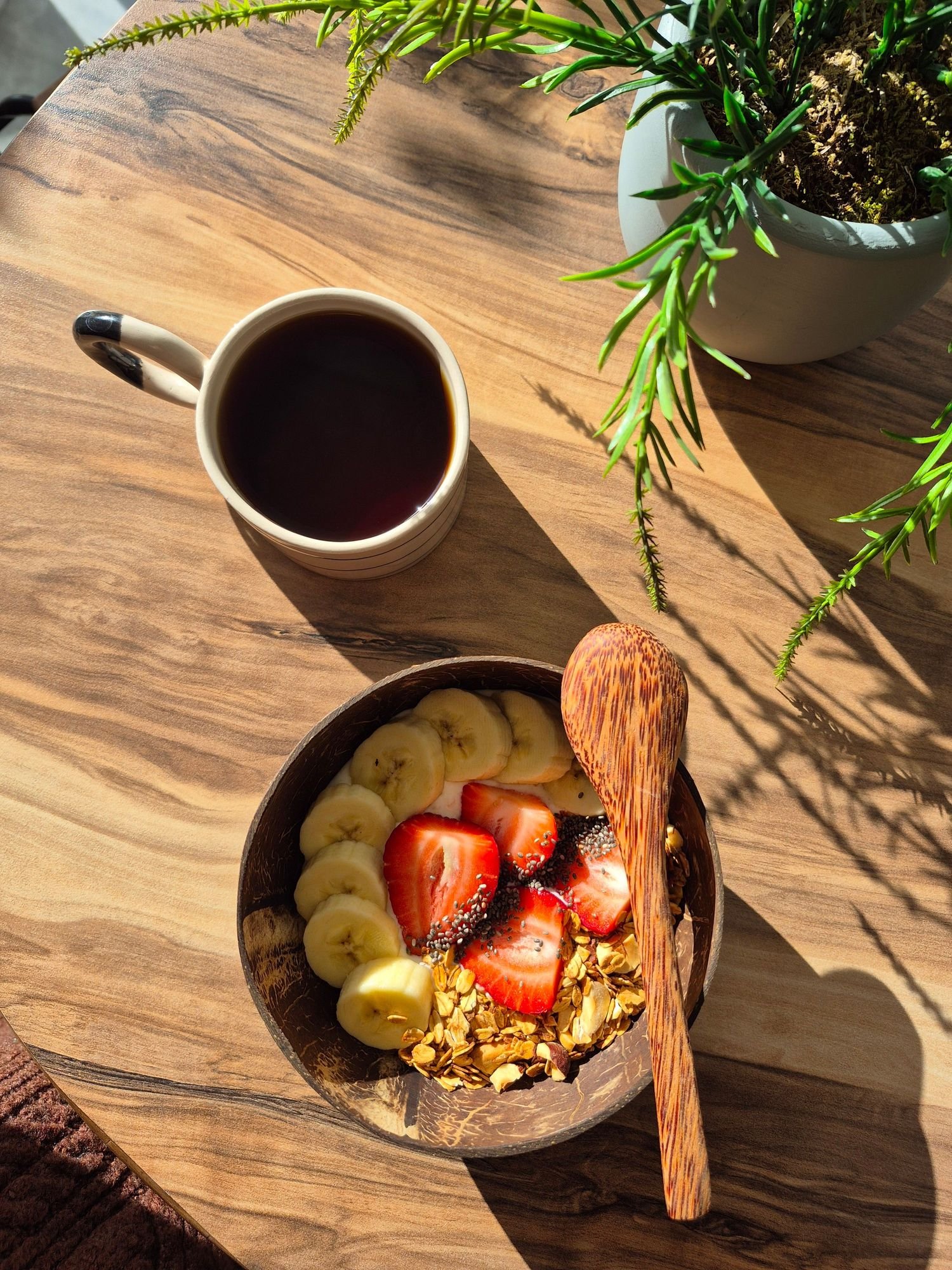 Healthy smoothie bowl with fresh fruit for breakfast